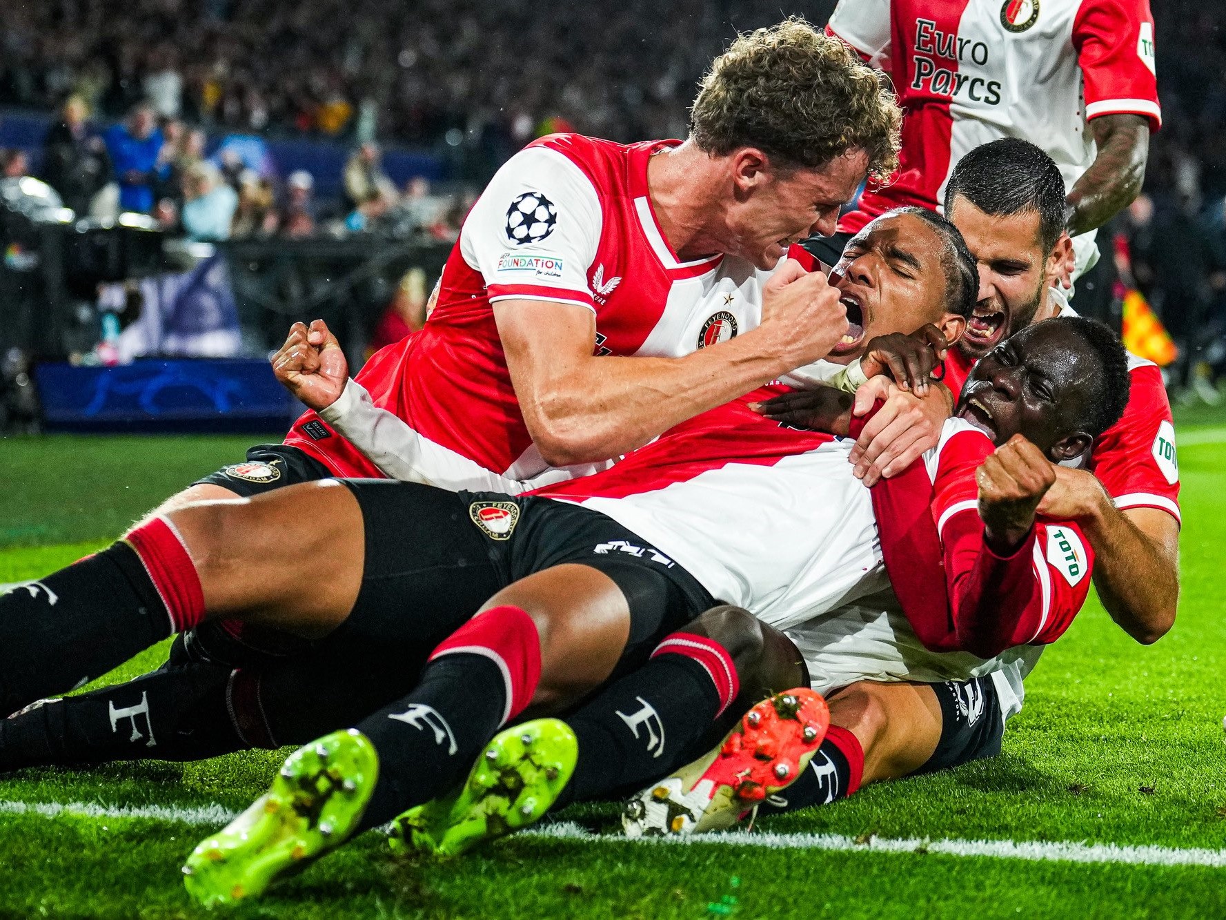 Il Feyenoord di Slot festeggia la vittoria in Champions League contro il Celtic (X Feyenoord) direttacalciomercato.com