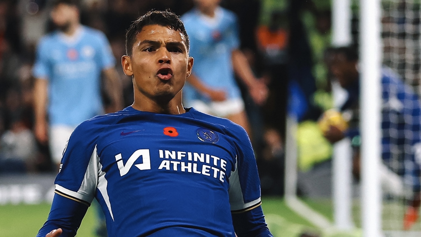 Thiago Silva, difensore centrale del Chelsea, esulta dopo aver segnato contro il Manchester City