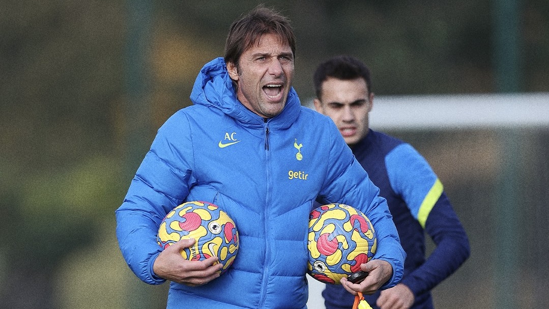 Antonio Conte ai tempi del Tottenham dirige una sessione di allenamento