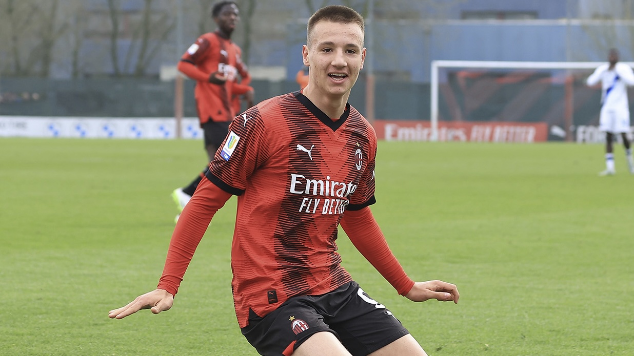 Francesco Camarda che esulta con il Milan