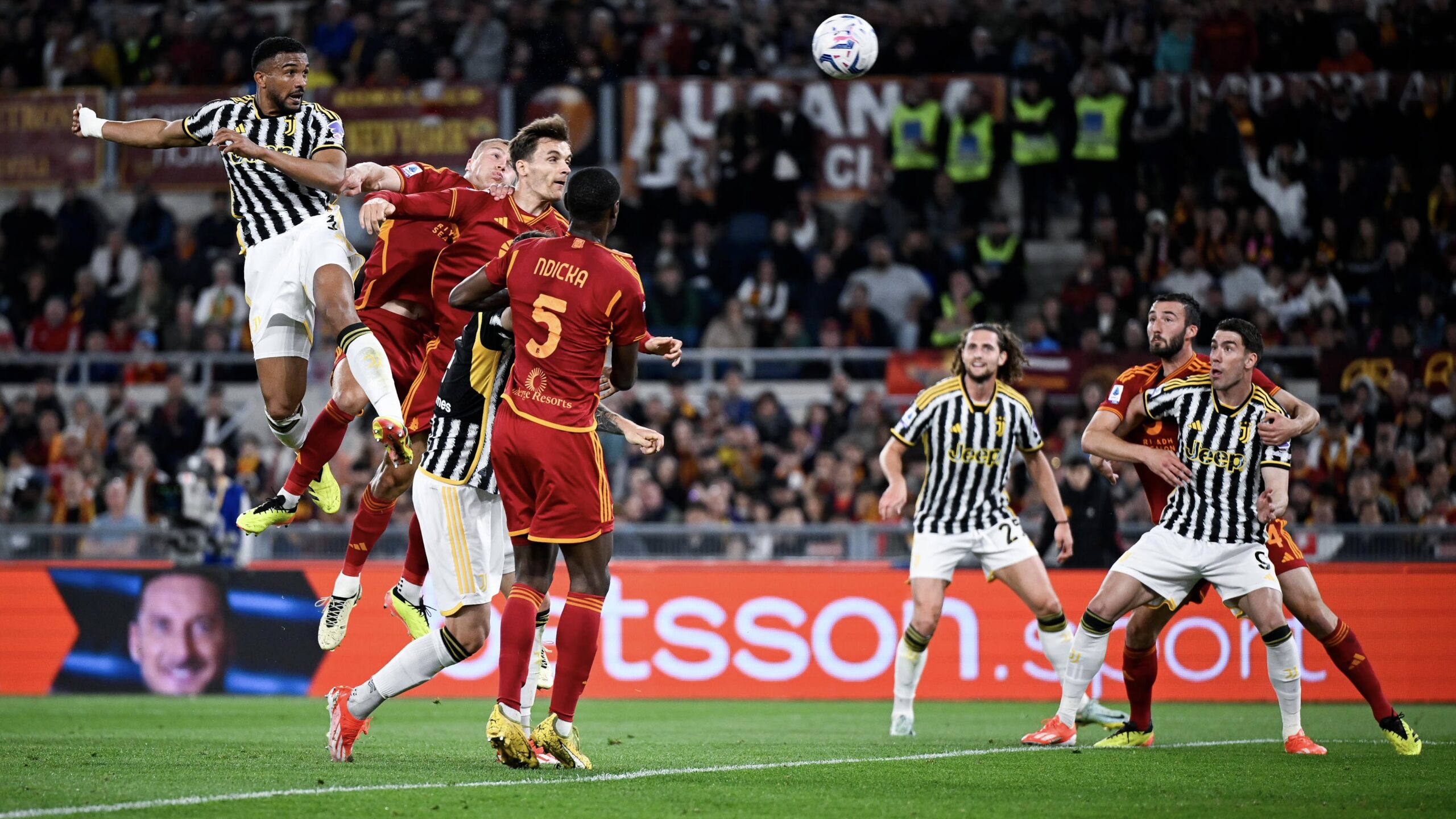 Gleison Bremer, difensore della Juventus, realizza il gol dell'1-1 contro la Roma