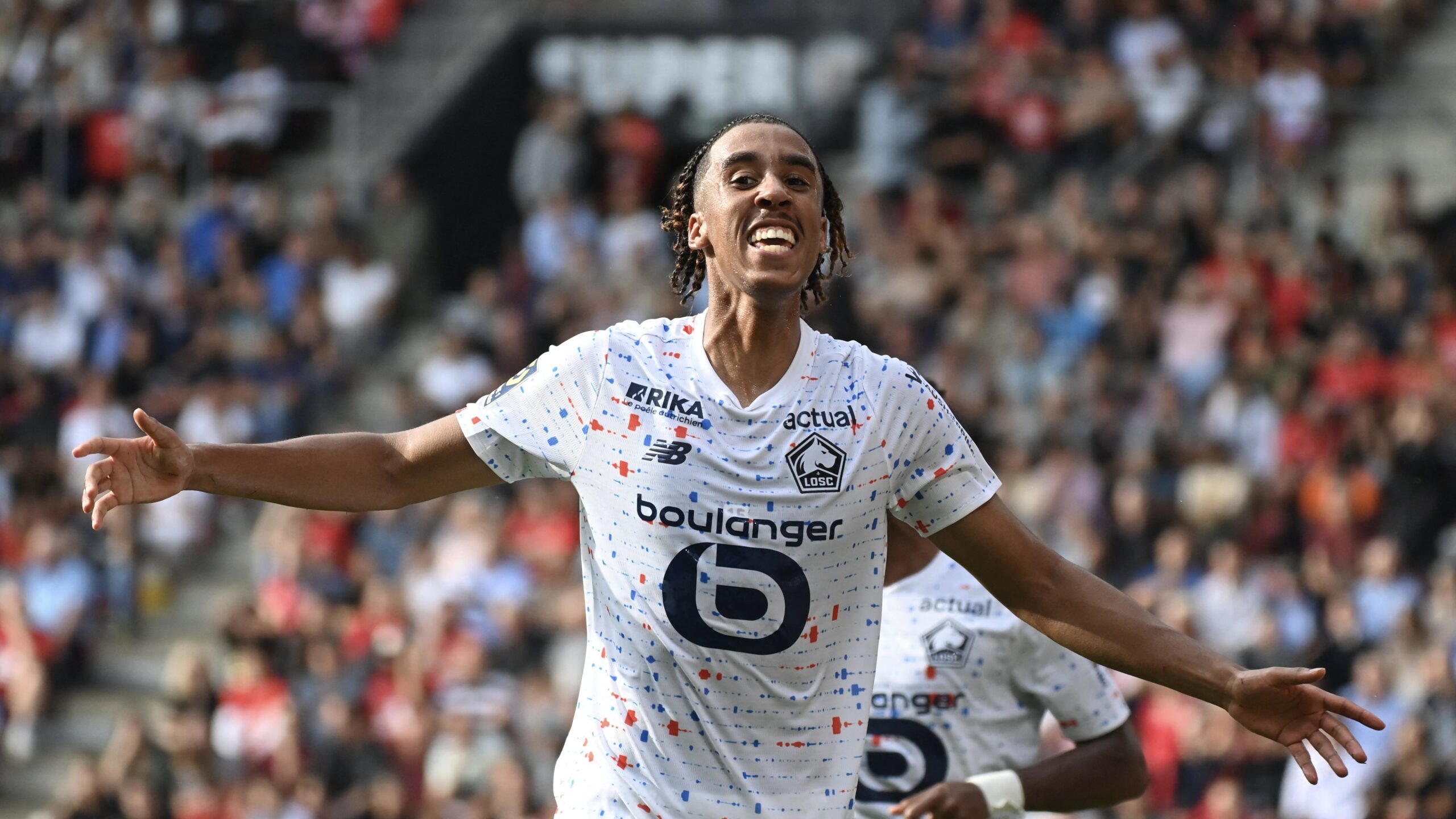 È ufficiale l'arrivo al Manchester United del talento francese Leny Yoro dal Lille per 62 milioni di euro.